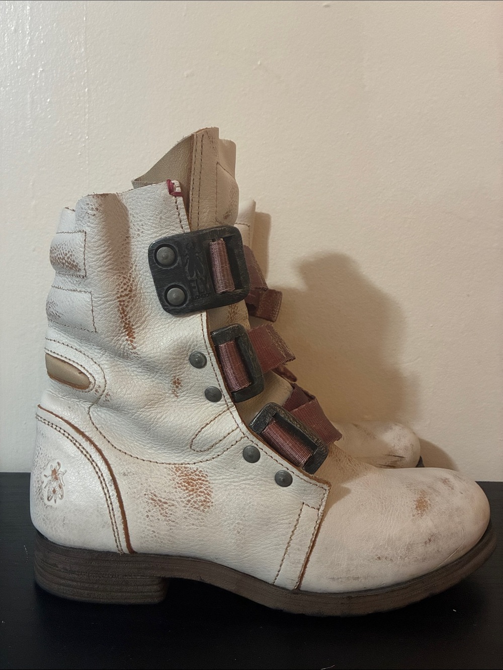 Fly London Stif military boots made of white distressed leather size 39
